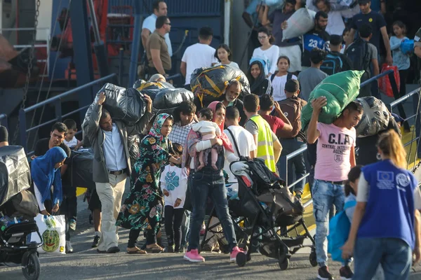 Menekültek és migránsok szállnak ki Thesszaloniki kikötőjébe — Stock Fotó