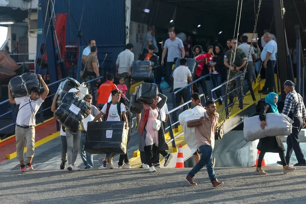 Πρόσφυγες και μετανάστες αποβιβάσετε στο λιμάνι της Θεσσαλονίκης μετά — Φωτογραφία Αρχείου