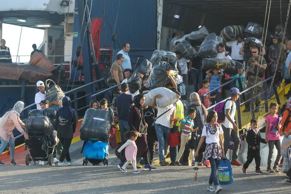 Πρόσφυγες και μετανάστες αποβιβάσετε στο λιμάνι της Θεσσαλονίκης μετά — Φωτογραφία Αρχείου