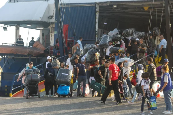 Біженці та мігранти висаджані в порт Салонік afte — стокове фото