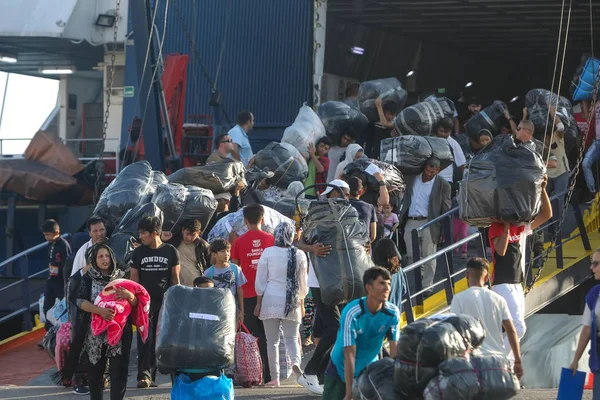 Vluchtelingen en migranten ontschepen naar de haven van Thessaloniki afte — Stockfoto