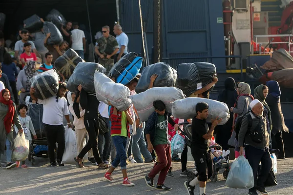 Flyktninger og migranter går i land ved havnen i Thessaloniki afte – stockfoto