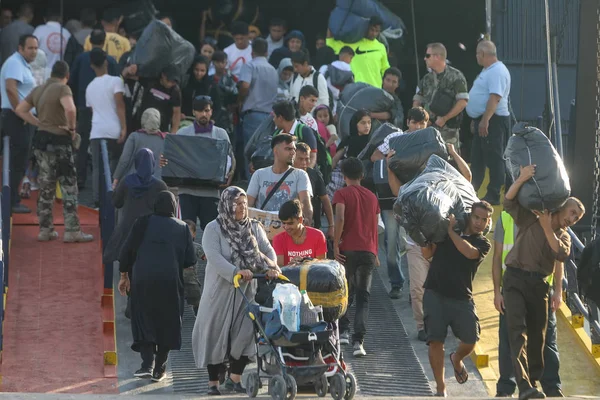 Refugees and migrants disembark to the port of Thessaloniki afte — Stock Photo, Image