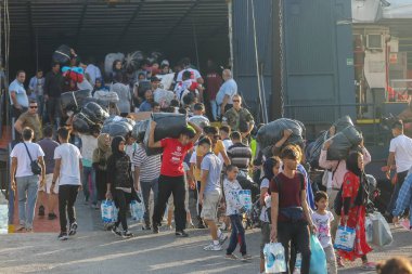 Mülteci ler ve göçmenler Selanik limanına karaya çıktı