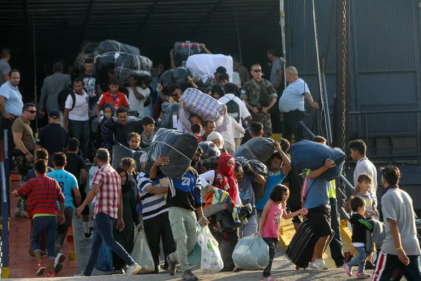 Pengungsi dan migran turun ke pelabuhan Thessaloniki afte — Stok Foto