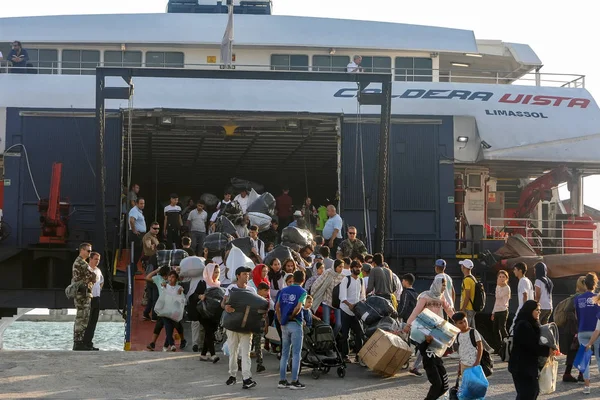 Refugees and migrants disembark to the port of Thessaloniki afte — Stock Photo, Image