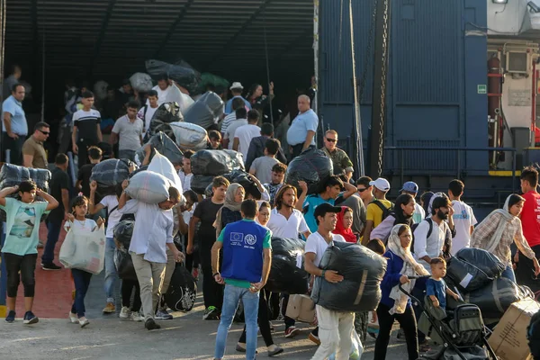 Беженцы и мигранты высаживаются в порту Салоники на корме — стоковое фото