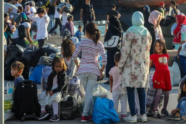 Refugiados y migrantes desembarcan en el puerto de Tesalónica afte —  Fotos de Stock