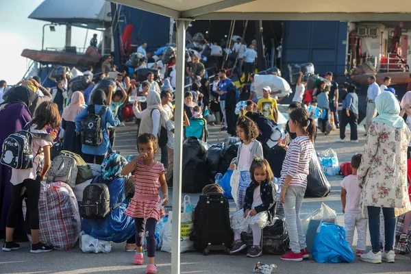 Mülteci ler ve göçmenler Selanik limanına karaya çıktı — Stok fotoğraf