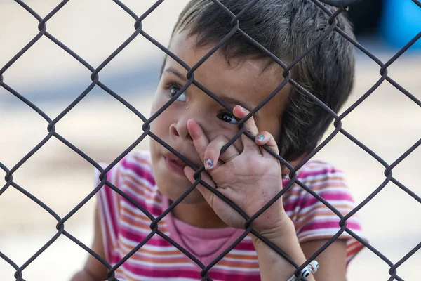 Menekült gyermekek kiszállnak a kikötőben Thessaloniki után bei — Stock Fotó