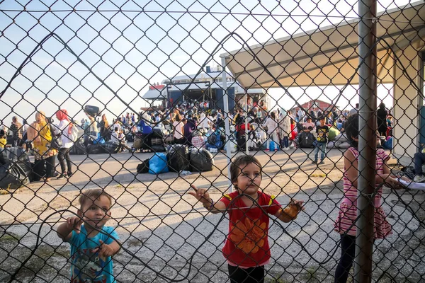 Enfants réfugiés débarquent dans le port de Thessalonique après bei — Photo