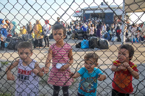 Vluchtelingenkinderen ontschepen in de haven van Thessaloniki na bei — Stockfoto