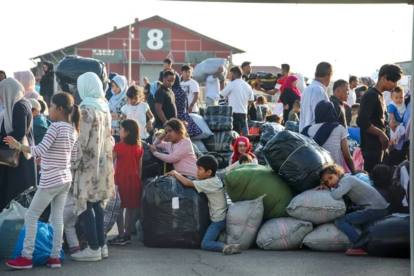 Refugiados e migrantes desembarcam para o porto de Salónica afte — Fotografia de Stock