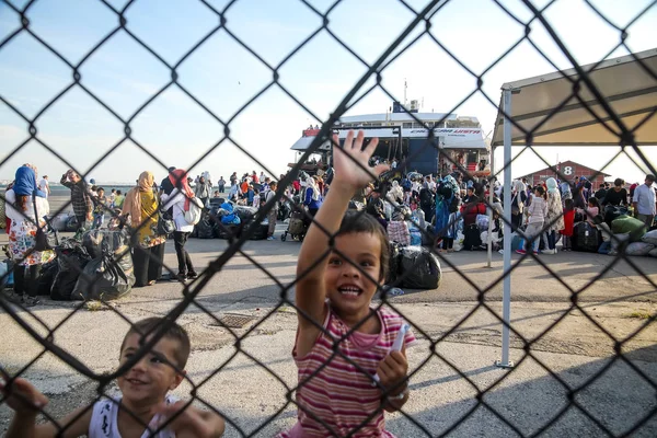 Dzieci uchodźców wysiadają w porcie w Salonikach po bei — Zdjęcie stockowe