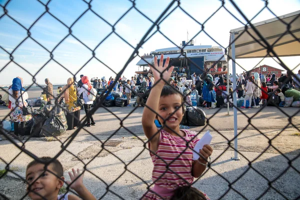 Enfants réfugiés débarquent dans le port de Thessalonique après bei — Photo