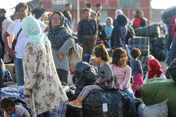 Refugiados y migrantes desembarcan en el puerto de Tesalónica afte — Foto de Stock