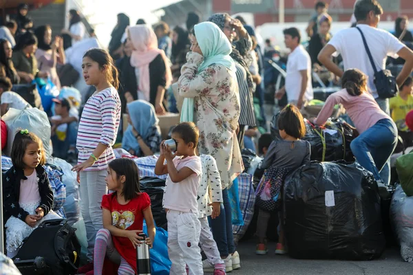 Menekültek és migránsok szállnak ki Thesszaloniki kikötőjébe — Stock Fotó