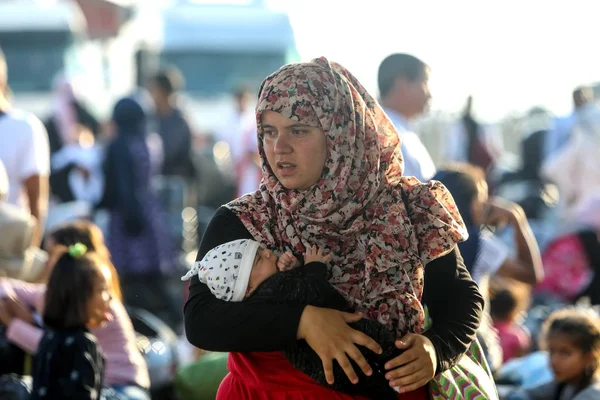 Flyktninger og migranter går i land ved havnen i Thessaloniki afte – stockfoto