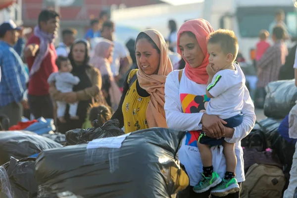 Vluchtelingen en migranten ontschepen naar de haven van Thessaloniki afte — Stockfoto