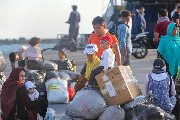 Uprchlíci a migranti vystoupili na přístav v Soluni afte — Stock fotografie