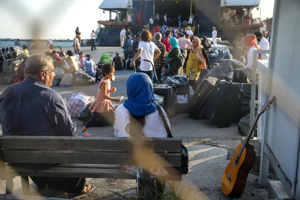 Refugiados e migrantes desembarcam para o porto de Salónica afte — Fotografia de Stock