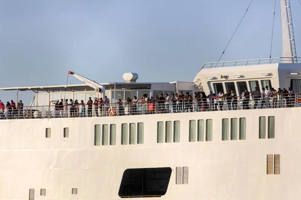 Беженцы и мигранты высаживаются в порту Салоники на корме — стоковое фото