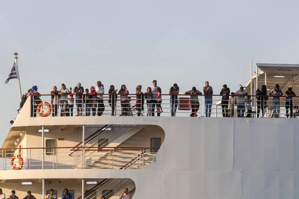 Refugees and migrants disembark to the port of Thessaloniki afte — Stock Photo, Image