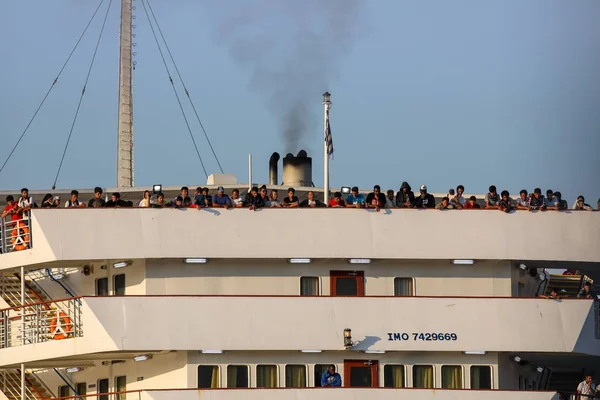 Refugees and migrants disembark to the port of Thessaloniki afte — Stock Photo, Image