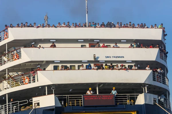 Réfugiés et migrants débarquent au port de Thessalonique afte — Photo