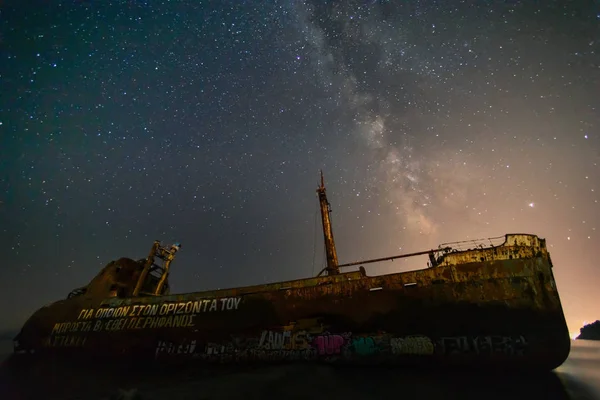 Die Milchstraße über dem Schiffswrack von Dimitrios in Gythio im Pel — Stockfoto