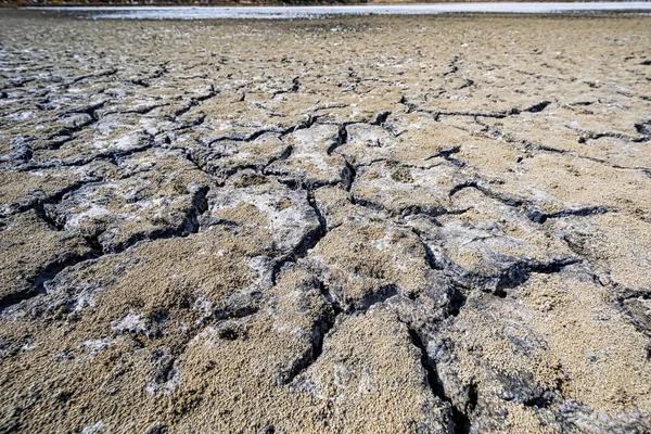 視点でひびの入った粘土の自然な風合いを持つ乾燥湖ベッド — ストック写真