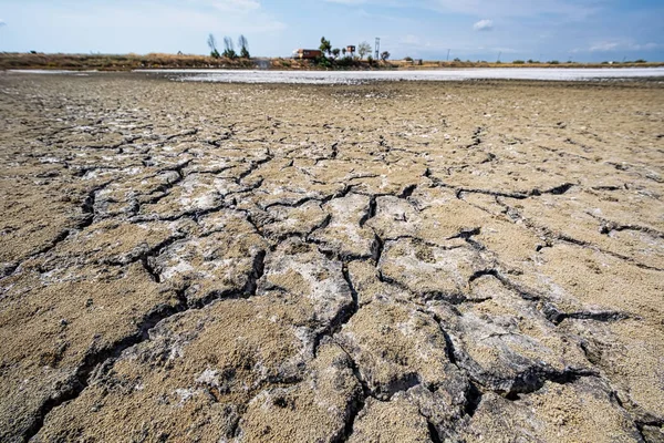 視点でひびの入った粘土の自然な風合いを持つ乾燥湖ベッド — ストック写真