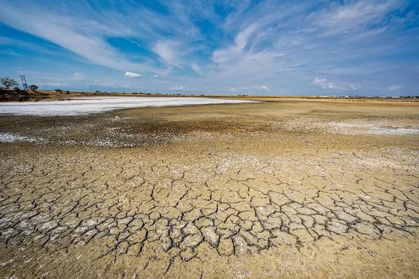 Perspektif içinde kırık kil doğal doku ile kuru göl yatağı — Stok fotoğraf