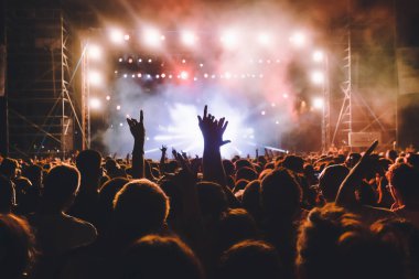 Bir müzik sırasında dokunmatik akıllı telefon ile fotoğraf çekmeye kişi 