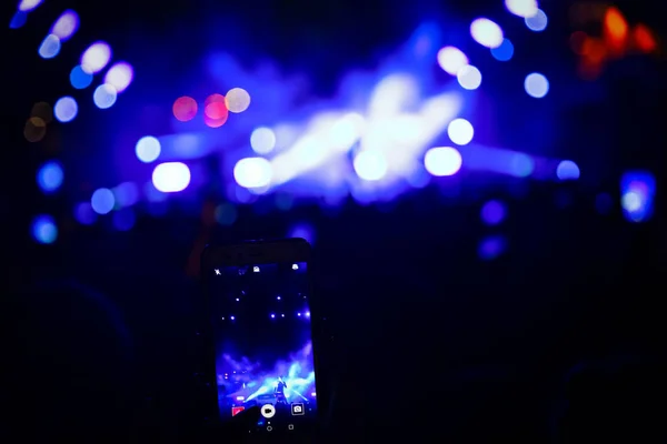 Люди фотографируют с помощью сенсорного смартфона во время музыки — стоковое фото