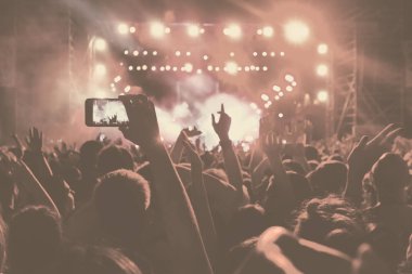 Bir müzik sırasında dokunmatik akıllı telefon ile fotoğraf çekmeye kişi 