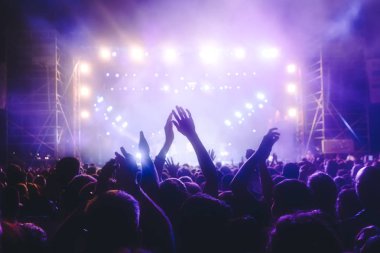 Bir müzik sırasında dokunmatik akıllı telefon ile fotoğraf çekmeye kişi 