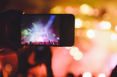 Bir müzik sırasında dokunmatik akıllı telefon ile fotoğraf çekmeye kişi 