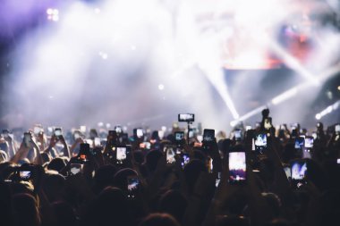 Bir müzik sırasında dokunmatik akıllı telefon ile fotoğraf çekmeye kişi 