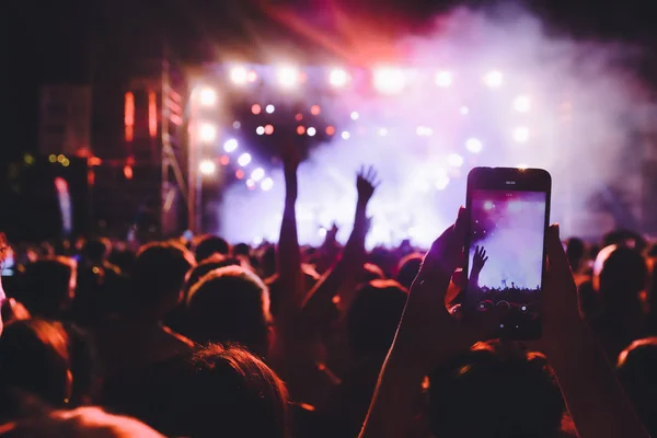 Люди роблять фотографії з сенсорним смартфоном під час музики — стокове фото