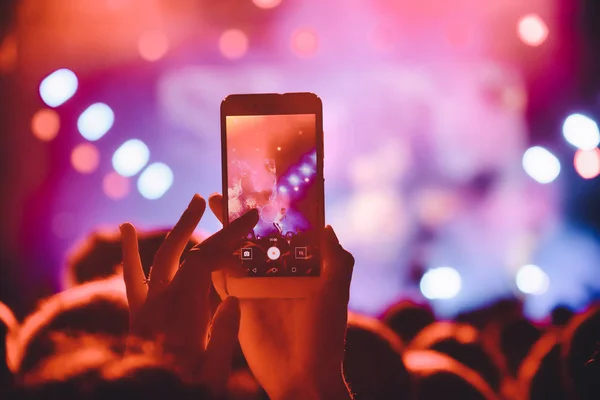 Bir müzik sırasında dokunmatik akıllı telefon ile fotoğraf çekmeye kişi — Stok fotoğraf