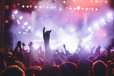 Bir müzik sırasında dokunmatik akıllı telefon ile fotoğraf çekmeye kişi 