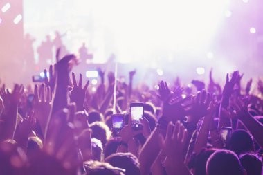 Bir müzik sırasında dokunmatik akıllı telefon ile fotoğraf çekmeye kişi 