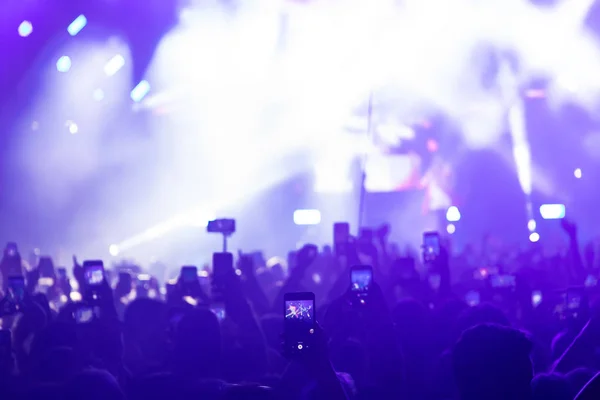 People taking photographs with touch smart phone during a music — Stock Photo, Image