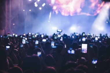 Bir müzik sırasında dokunmatik akıllı telefon ile fotoğraf çekmeye kişi 