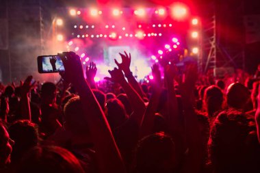 Bir müzik sırasında dokunmatik akıllı telefon ile fotoğraf çekmeye kişi 