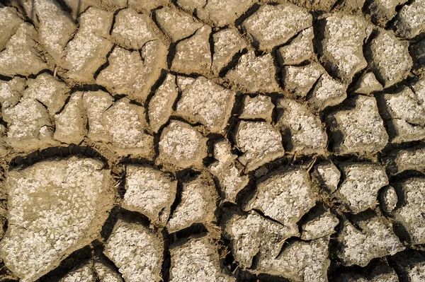 Suché dno jezera s přirozenou texturou, prasklých hliněných v perspektivě — Stock fotografie