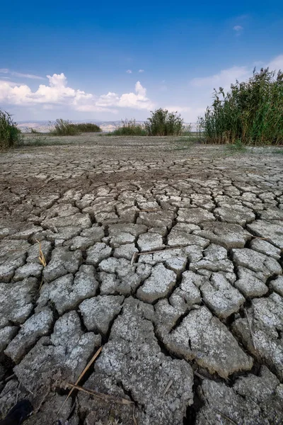 視点でひびの入った粘土の自然な風合いを持つ乾燥湖ベッド — ストック写真