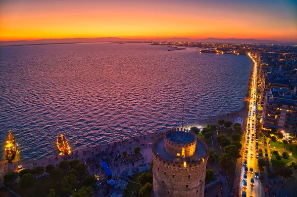 Luchtfoto van de beroemde Witte Toren van Thessaloniki bij zonsondergang, Gre — Stockfoto