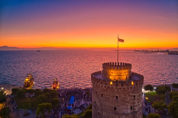 Flygfoto över berömda White Tower of Thessaloniki vid solnedgången, Gre — Stockfoto